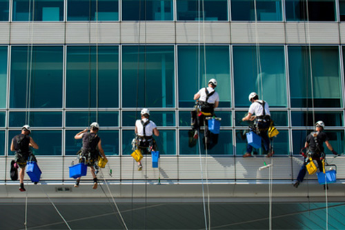 Ein Team von Fassadenreinigern bei der Arbeit