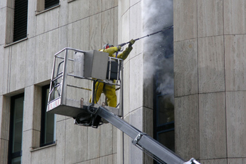 Hartnäckige Verschmutzungen werden mit einem Dampfreiniger entfernt